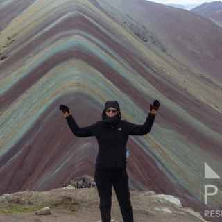 turista_en_montaña_arcoíris_vinicunca-tourist_at_rainbow_mountain_vinicunca