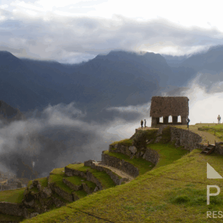 turistas_en_machu_picchu_con_neblina_y_montañas-tourists_at_machu_picchu_with_fog_and_mountains