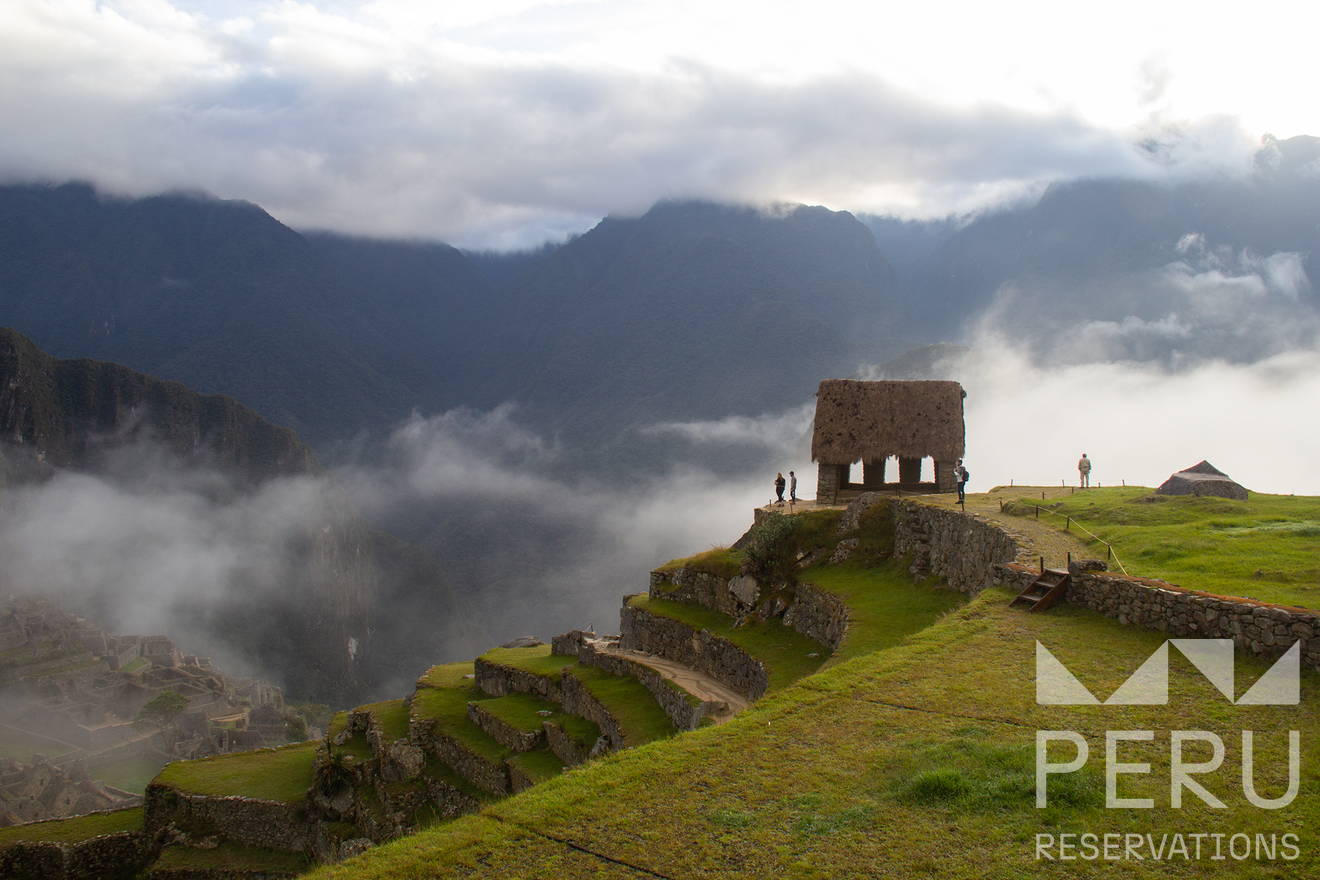 turistas_en_machu_picchu_con_neblina_y_montañas-tourists_at_machu_picchu_with_fog_and_mountains turistas_en_machu_picchu_con_neblina_y_montañas-tourists_at_machu_picchu_with_fog_and_mountains