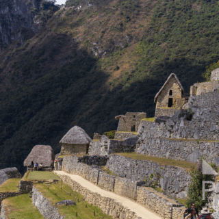 turistas_en_terrazas_y_montañas_de_machu_picchu-tourists_on_terraces_and_mountains_of_machu_picchu