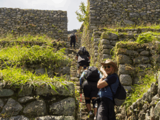 https://www.peru-reservations.com/wp-content/uploads/2025/10/turistas_subiendo_escaleras_de_piedra_en_machu_picchu-tourists_climbing_stone_stairs_at_machu_picchu-320x240.png