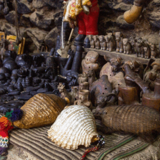 variedad_de_objetos_artesanales_y_figuras_en_exhibición.-variety_of_artisanal_objects_and_figures_on_display.