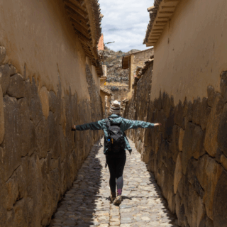viajera_caminando_calle_estrecha_en_ollantaytambo-traveler_walking_narrow_street_in_ollantaytambo