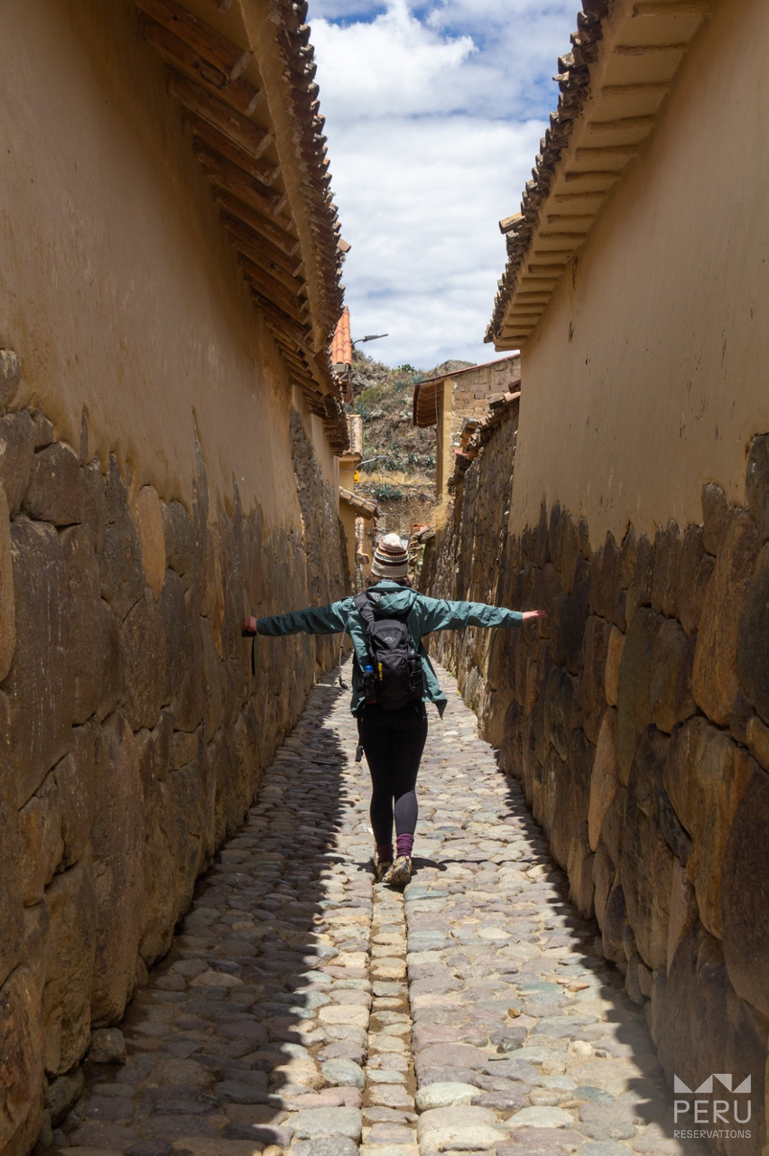 viajera_caminando_calle_estrecha_en_ollantaytambo-traveler_walking_narrow_street_in_ollantaytambo viajera_caminando_calle_estrecha_en_ollantaytambo-traveler_walking_narrow_street_in_ollantaytambo