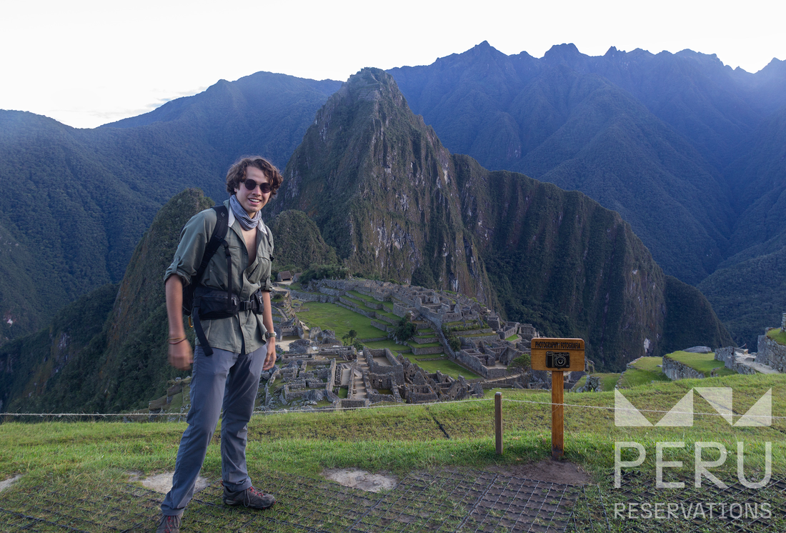 https://www.peru-reservations.com/wp-content/uploads/2025/10/viajero_sonriente_en_machu_picchu-smiling_traveler_in_machu_picchu.png
