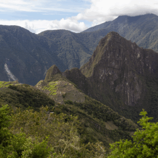 vista_panorámica_de_machu_picchu_y_montañas_andinas-panoramic_view_of_machu_picchu_and_andes_mountains