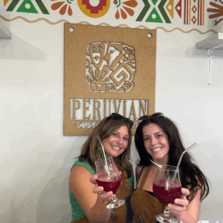 amigas_sonrientes_mostrando_bebidas_en_cusco-smiling_friends_showing_drinks_in_cusco