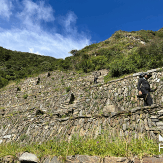 caminantes_en_terrazas_de_piedra_de_montaña-hikers_on_stone_mountain_terraces