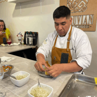 chef_preparando_comida_en_peruvian_flavors-chef_preparing_food_at_peruvian_flavors