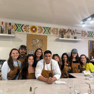 chef_y_grupo_en_clase_culinaria_peruana-chef_and_group_in_peruvian_culinary_class