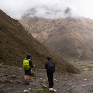dos_excursionistas_en_sendero_de_montaña_nublado-two_hikers_on_cloudy_mountain_trail