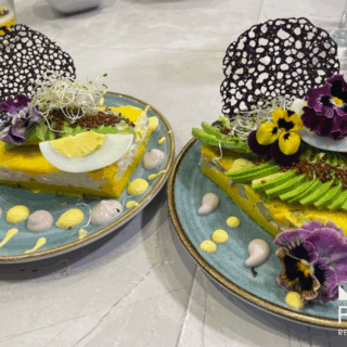 dos_platos_comida_elaborada_con_aguacate_y_flores-two_elaborate_food_dishes_with_avocado_and_flowers