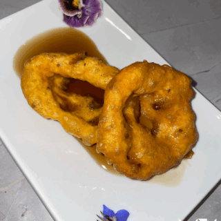 dos_postres_fritos_con_sirope_y_flores-two_fried_desserts_with_syrup_and_flowers