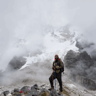 excursionista_en_montaña_nevada_con_niebla-hiker_in_snowy_mountain_with_fog