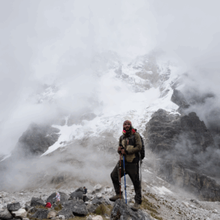 excursionista_en_montañas_nevadas_y_nubladas-hiker_in_snowy_and_cloudy_mountains