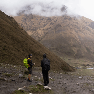 excursionistas_en_sendero_de_montaña_nublado-hikers_on_cloudy_mountain_trail