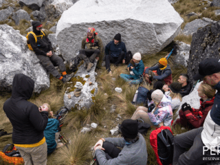 https://www.peru-reservations.com/wp-content/uploads/2025/11/grupo_de_excursionistas_descansando_entre_rocas_y_pasto-group_of_hikers_resting_among_rocks_and_grass-320x240.png