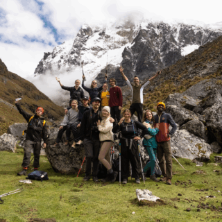 grupo_de_excursionistas_en_montañas_nevadas-group_of_hikers_in_snowy_mountains_1