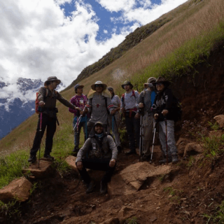 grupo_de_excursionistas_en_sendero_de_montaña-group_of_hikers_on_mountain_trail