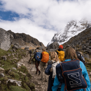 grupo_de_excursionistas_en_sendero_montañoso_cumbre_nevada-group_of_hikers_on_mountain_trail_snowy_peak