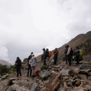 grupo_de_excursionistas_en_sendero_rocoso_de_montaña-group_of_hikers_on_rocky_mountain_trail