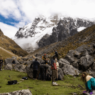grupo_de_excursionistas_en_valle_rocoso_con_montaña_nevada-group_of_hikers_in_rocky_valley_with_snowy_mountain