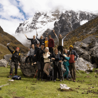 grupo_de_personas_en_paisaje_montañoso_nevado-group_of_people_in_snowy_mountain_landscape