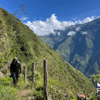 hombre_caminando_sendero_andino_con_montañas-man_walking_andean_trail_with_mountains
