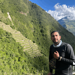 hombre_en_montañas_andinas_con_terrazas_incas-man_in_andean_mountains_with_inca_terraces