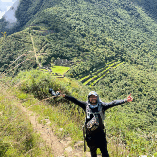 hombre_excursionista_en_ruinas_incas_andinas-man_hiker_in_andean_inca_ruins