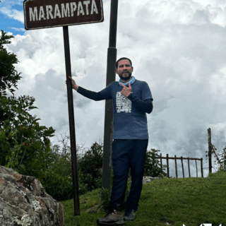 hombre_posando_junto_a_cartel_de_marampata-man_posing_next_to_marampata_sign