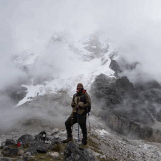 https://www.peru-reservations.com/wp-content/uploads/2025/11/hombre_senderista_en_montana_nevada_con_nubes-male_hiker_in_snowy_mountain_with_clouds-320x320.png
