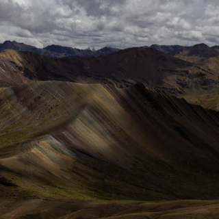montañas_con_franjas_de_colores_y_cielo_nublado-mountains_with_colored_stripes_and_cloudy_sky