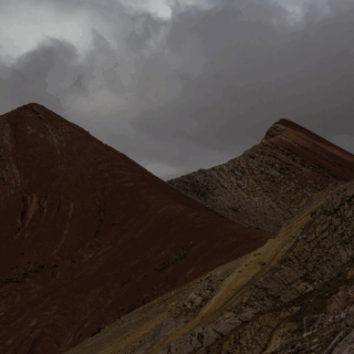 montañas_de_colores_bajo_cielo_nublado-colorful_mountains_under_cloudy_sky