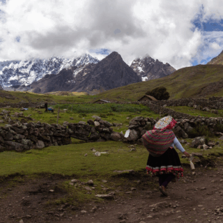mujer_andina_en_paisaje_montañoso_nevado-andean_woman_in_snowy_mountainous_landscape