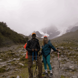 pareja_de_excursionistas_en_andes_nublados-couple_of_hikers_in_cloudy_andes