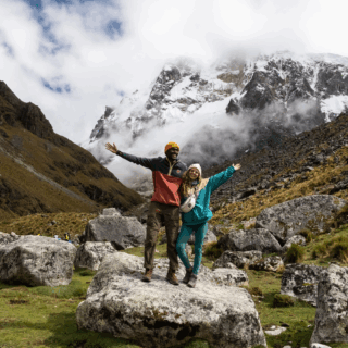 pareja_de_excursionistas_en_montañas_nevadas-couple_of_hikers_in_snowy_mountains