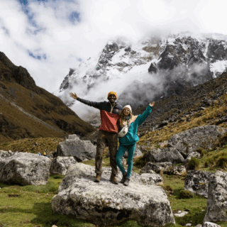 pareja_en_montañas_andes_nevadas-couple_in_snowy_andes_mountains