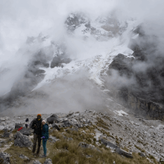 pareja_en_montañas_nevadas_con_nubes-couple_in_snowy_mountains_with_clouds