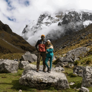 pareja_en_montañas_nevadas_y_rocosas_con_nubes-couple_in_snowy_and_rocky_mountains_with_clouds