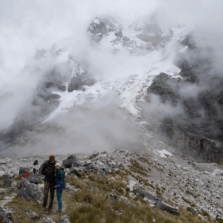 https://www.peru-reservations.com/wp-content/uploads/2025/11/pareja_en_montanas_rocosas_nevadas_con_nubes-couple_in_rocky_snowy_mountains_with_clouds-320x320.png