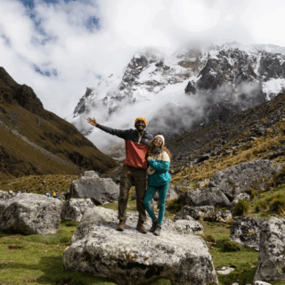 pareja_en_montañas_rocosas_y_nevadas_con_nubes-couple_in_rocky_and_snowy_mountains_with_clouds