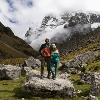 pareja_posando_ante_picos_nevados_en_los_andes-couple_posing_before_snowy_peaks_in_the_andes