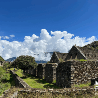 personas_explorando_ruinas_incas_entre_montañas_y_nubes-people_exploring_inca_ruins_among_mountains_and_clouds