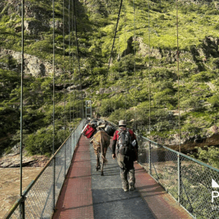 personas_y_mulas_cruzando_puente_sobre_río-people_and_mules_crossing_bridge_over_river