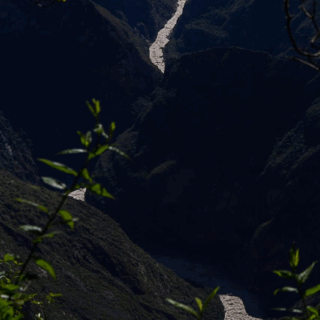 río_brillante_serpenteando_en_valle_oscuro-bright_river_winding_in_dark_valley