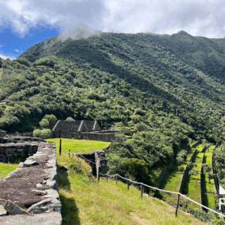 ruinas_incas_en_montaña_verde_con_nubes-inca_ruins_on_green_mountain_with_clouds