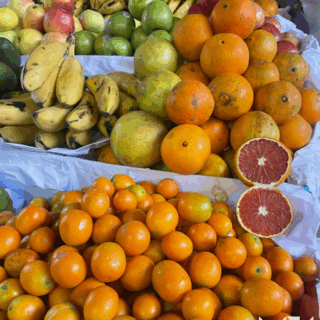 variedad_de_frutas_frescas_en_mercado-variety_of_fresh_fruits_in_market